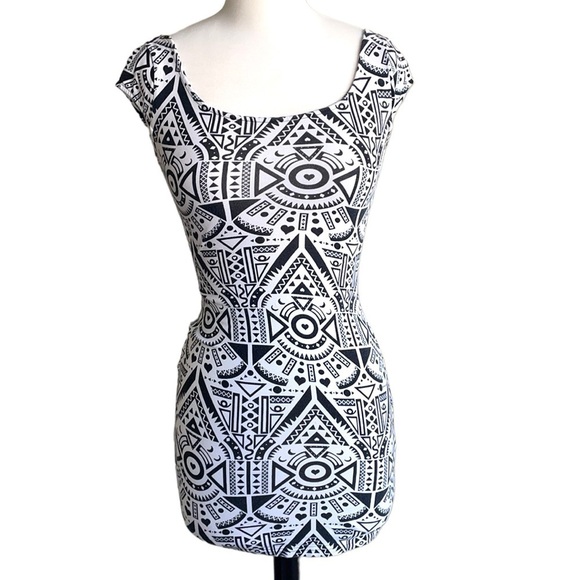 Divided Dresses & Skirts - 037: H&M DIVIDED geometric pattern jersey knit bodycon mini dress in women’s 4